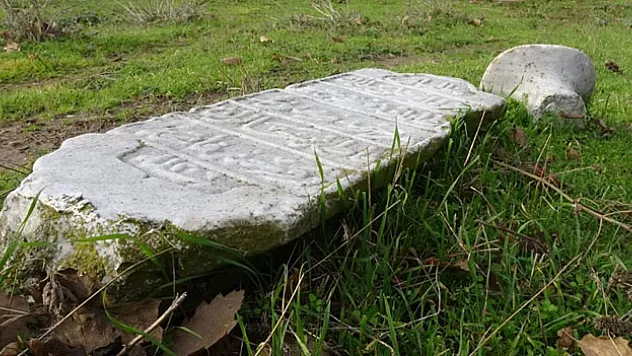 Tarihi mezarlık yeniden ayağa kalkmayı bekliyor