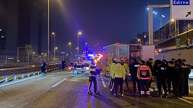 lüks otomobil yol bakım aracına çarptı