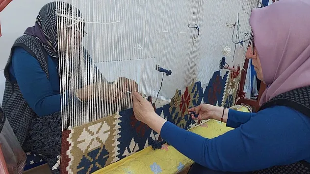 Depremzede kadınlar kilim tezgahında