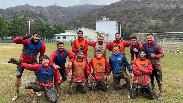 FUTBOLCULARDAN ÇAMURDA KUTLAMA