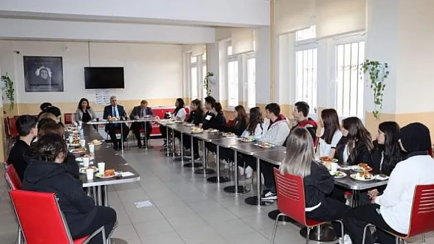 Sınıf başkanları kantinde buluştu