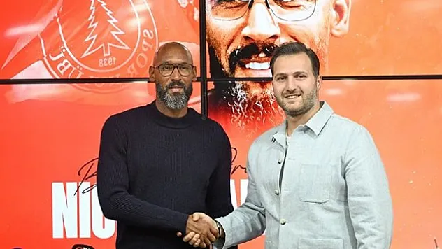 Ümraniyespor, Nicolas Anelka ile bir yıllık sözleşme imzaladı