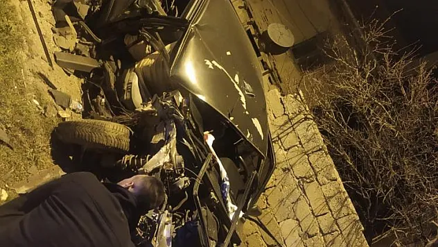 Otomobil hurdaya döndü