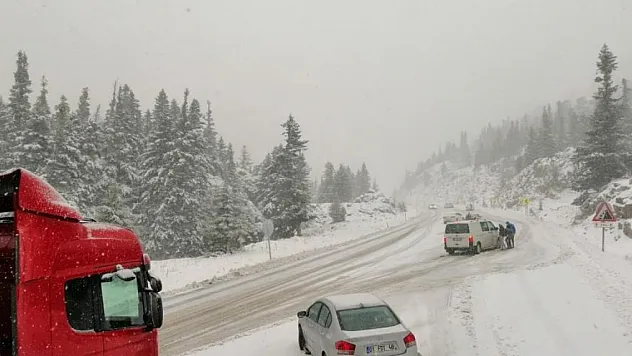 Konya yolunda kar yağışı devam ediyor