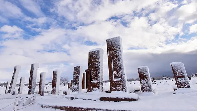 Mezarlık Kendine Hayran Bıraktı