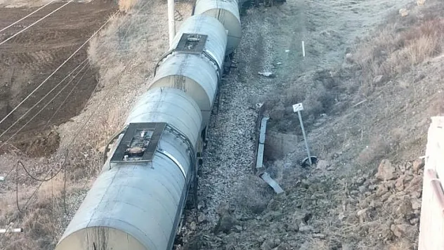 İstinat duvarına çarpan tren raydan çıktı