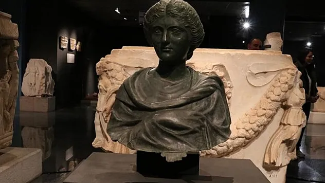 ABD ve İngiltere'den Antalya'ya getirilen 42 tarihi eser tanıtıldı