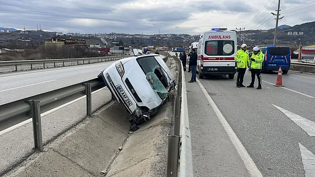 Bariyerde asılı kaldı