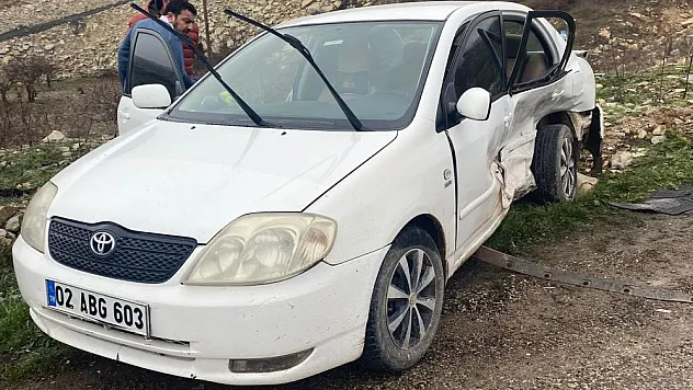 iki otomobil çarpıştı: 6 yaralı