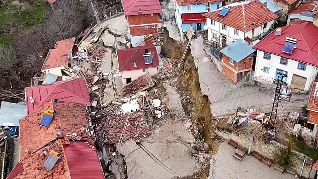 Heyelanın vurduğu köy dronla  görüntülendi