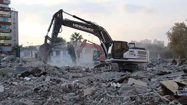 90 YILLIK OKUL ZAMANA YENİLDİ!