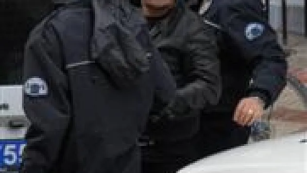 Akrabasını Bıçakladı