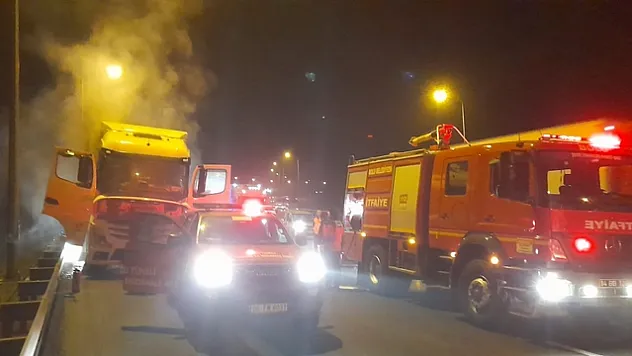 SEYİR HALİNDEKİ TIRDA YANGIN