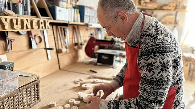 AHŞAPTAN OYUNCAKLAR YAPARAK KAZANÇ SAĞLIYOR