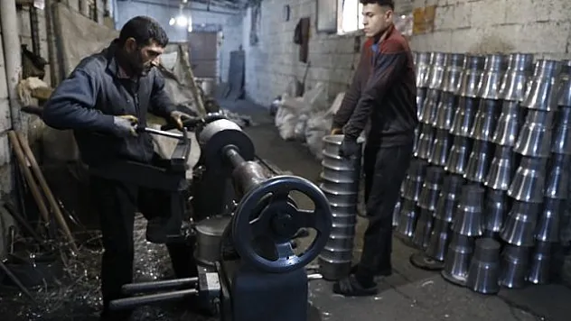 Metal mutfak eşyası ayağa kalkıyor