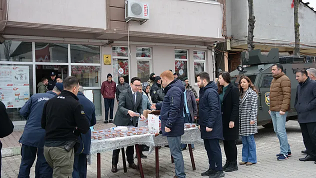 Kaymakam Yüksel lokma dağıttı