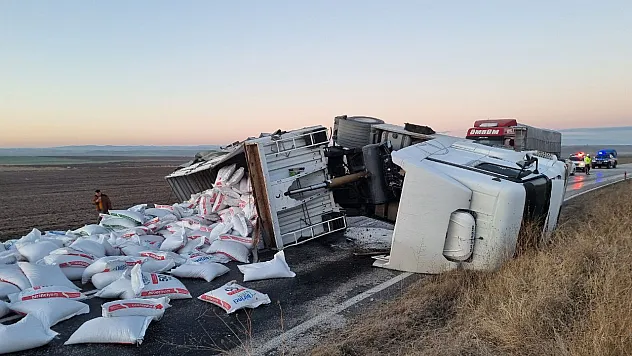 DEVRİLEN TIRIN SÜRÜCÜSÜ YARALANDI