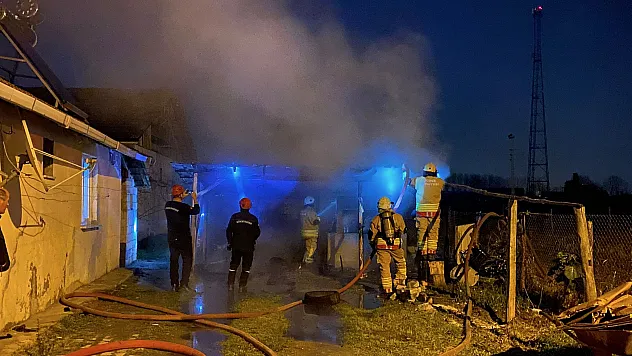 samanlık ve evin deposu yandı