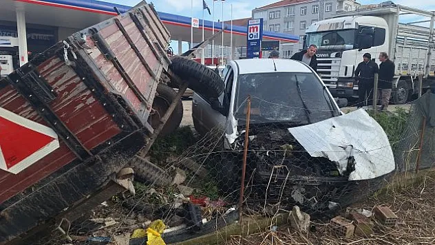 İki Otomobil Çarpıştı