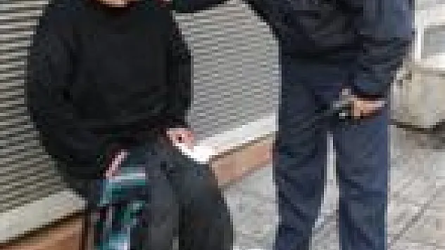 Polis Sokakta Bulduğu Kadına Sahip Çıktı