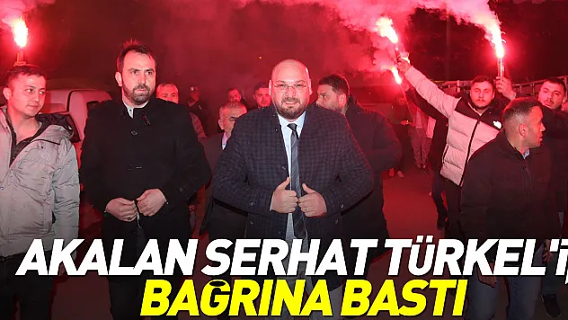 Akalan Serhat Türkel'i, bağrına bastı