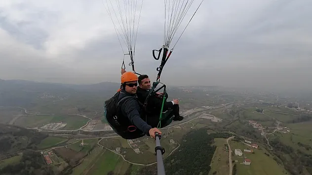 paraşütle uçarak anlattı