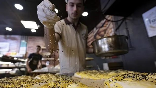 Fırın ustaları pide hazırlıklarını yaptı