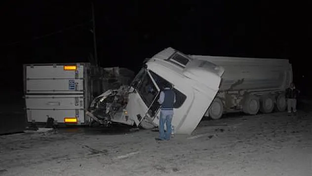 İki Tır Çarpıştı: 2 Yaralı