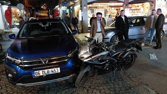 OTOMOBİL MOTOSİKLET ÇARPTI