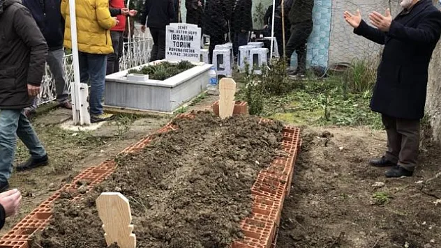 Şehit evladının yanına defnedildi