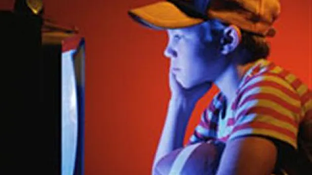 Üzerine TV düşen çocuk ağır yaralandı