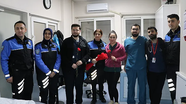 Polisler, sağlık çalışanlarının bayramını kutladı