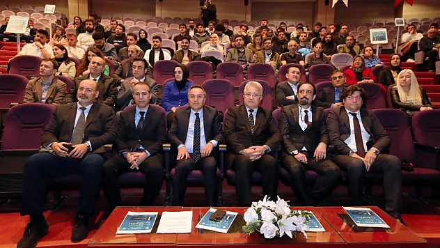 Tıp Bayramı programında salon boş kaldı