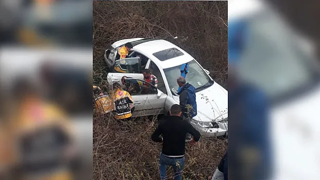 TARLAYA UÇAN OTOMOBİLDE 3 KİŞİ YARALANDI