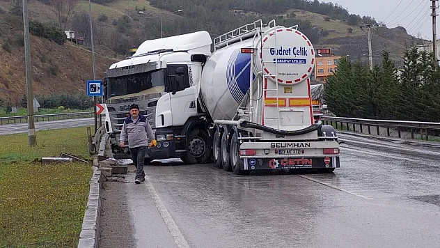 TANKER İLE OTOMOBİL ÇARPIŞTI
