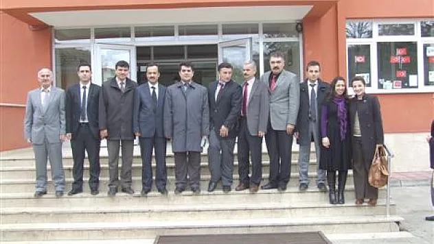 Kardeş okula bin kitap hediye edildi