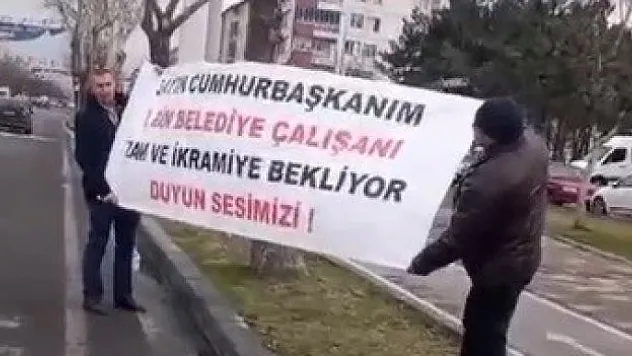 Belediye çalışanları pankart ile yardım istedi