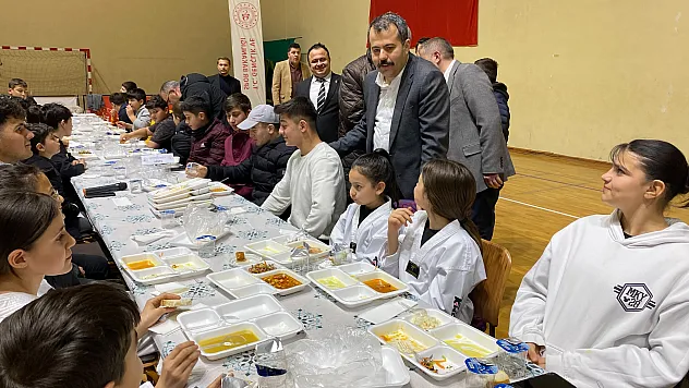 Kaymakam Özgür Sporcularla İftarda