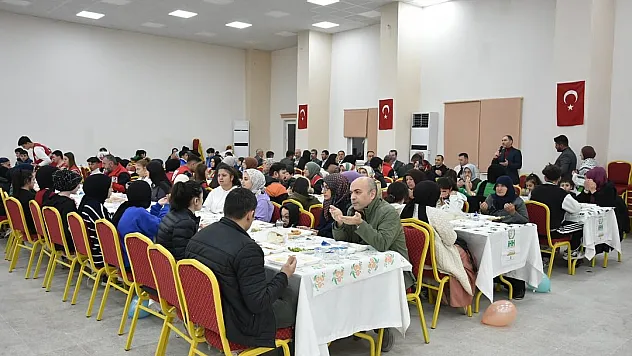 Dünya Yetimler Günü'nde iftar programı düzenlendi