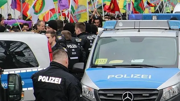 Terör örgütü PKK yandaşları Türkiye'nin Hannover Başkonsolosluğuna saldırdı