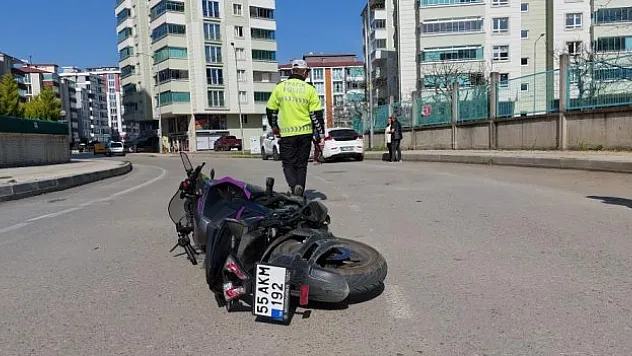 Motosiklet ile otomobil çarpıştı