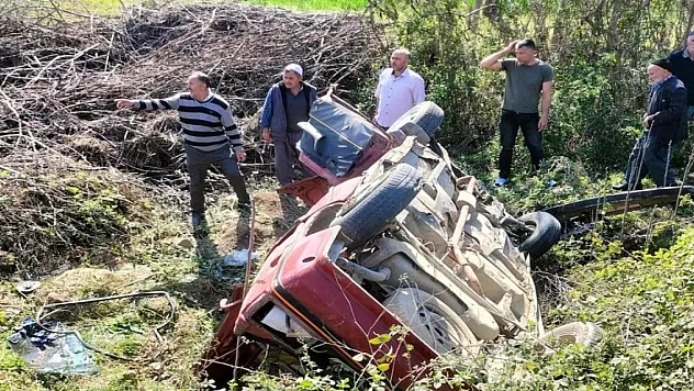 HAKİMİYETİNİ KAYBEDEN SÜRÜCÜ ŞARAMPOLE YUVARLANDI