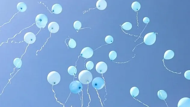 Gökyüzüne yüzlerce mavi balon bırakıldı