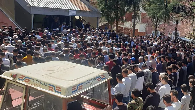 İstinat duvarının altında kalarak ölen işçi  toprağa verildi