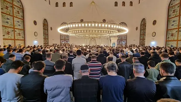 Baybur'ta camiler doldu