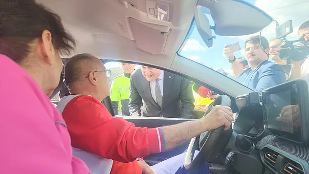 Uygulamaya katılan vali sürücüleri uyardı