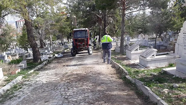 Belediyeden mezarlıkta bayram temizliği