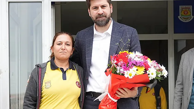 Belediye başkanı temizlik personeliyle bayramlaştı