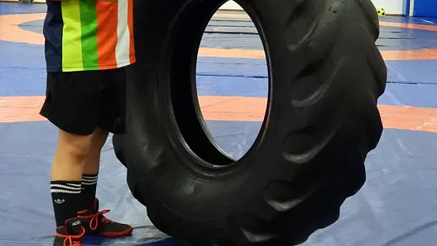 Kepezli Şen, güreşte altın madalya kazandı