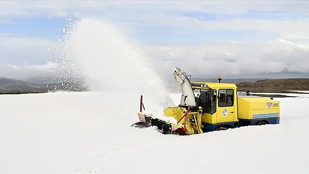Nemrut Krater Gölü yolunda karla mücadele